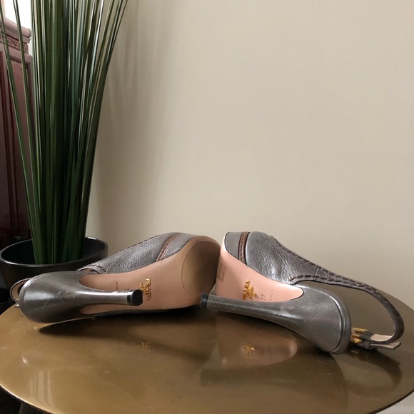 Prada Gray slingback pump with tan piping - Picture 5 of 5